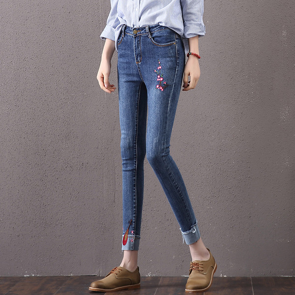 Blugi de dama moderni cu broderie florala in doua modele