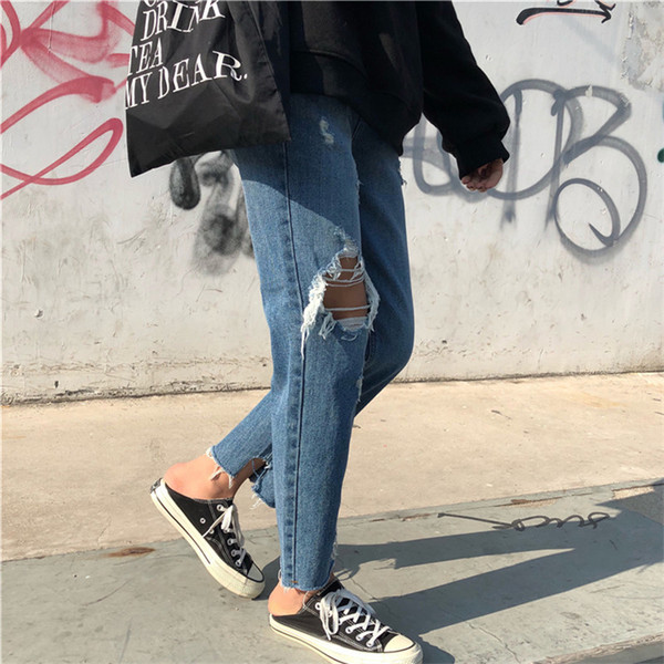 Blugi de dama cu motive rupte si talie standard