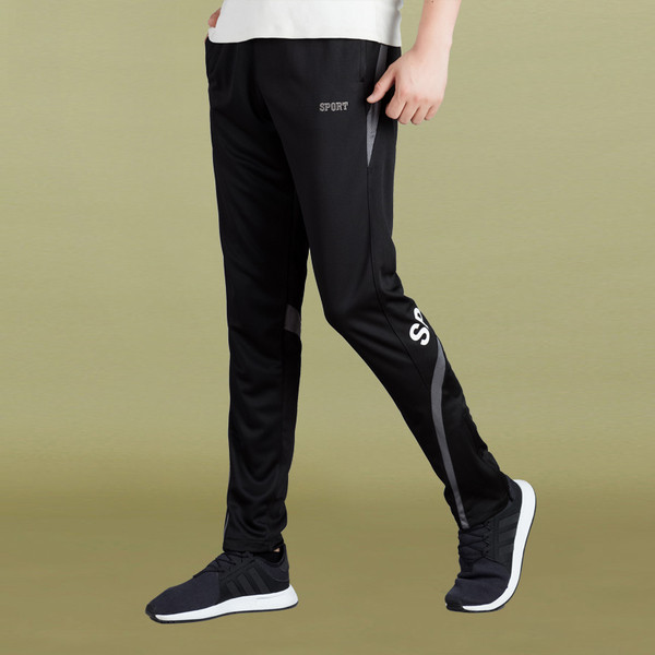 Costum pentru bărbați cu motive colorate și inscripție