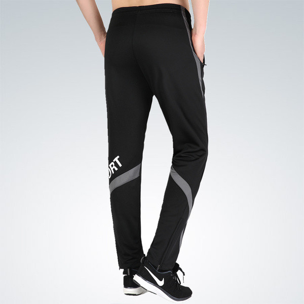 Costum pentru bărbați cu motive colorate și inscripție