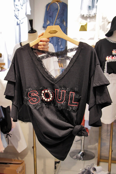 Bluză de damă modernă cu decolteu în V în trei culori