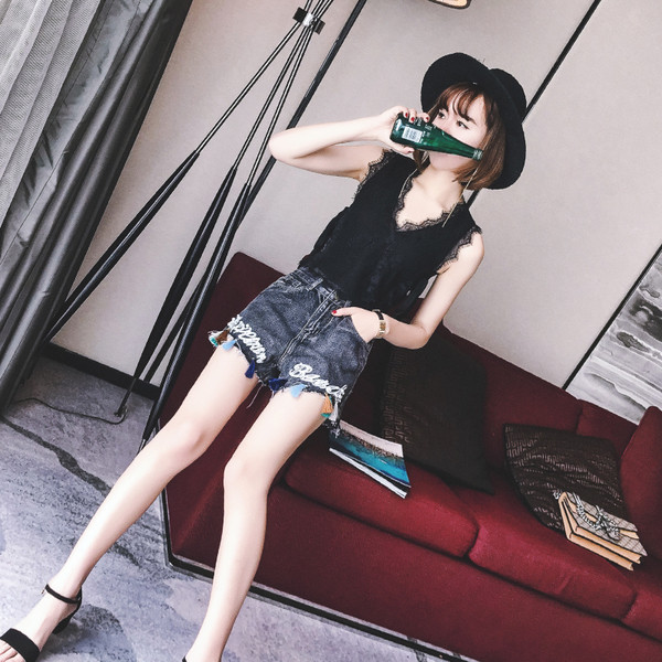 Blugi scurti de dama moderni cu broderie si perle in mai multe culori