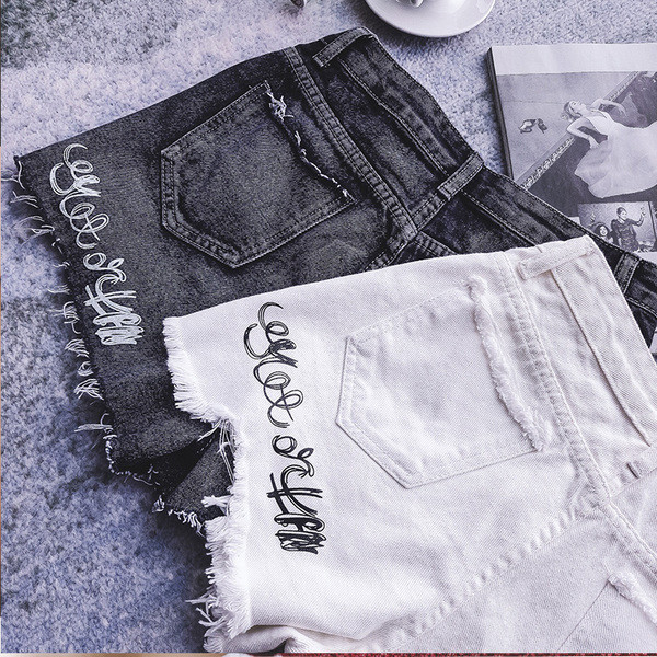 Blugi scurti de dama moderni cu broderie si perle in mai multe culori