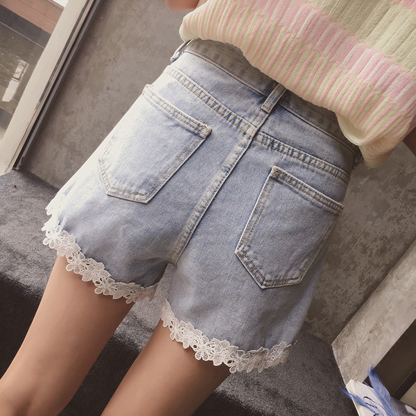 Blugi scurti eleganti de dama cu dantela si perle