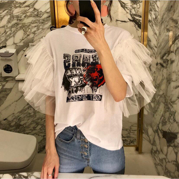 Bluză de damă modernă cu dantelă pe mâneci de culoare albă și aplicată