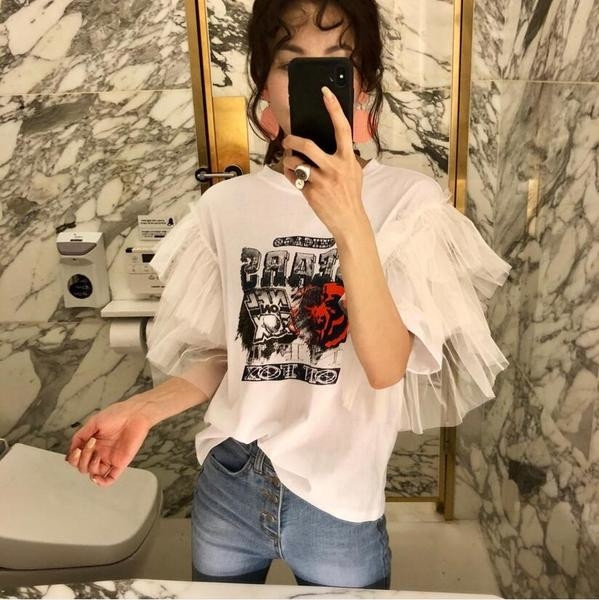 Bluză de damă modernă cu dantelă pe mâneci de culoare albă și aplicată