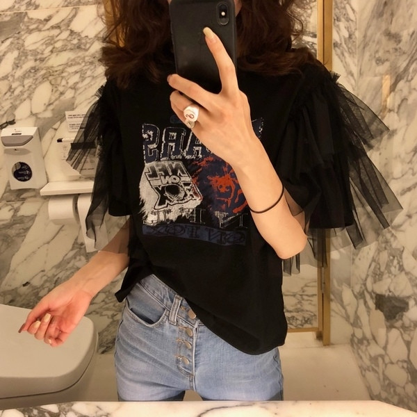 Bluză de damă modernă cu dantelă pe mâneci de culoare albă și aplicată