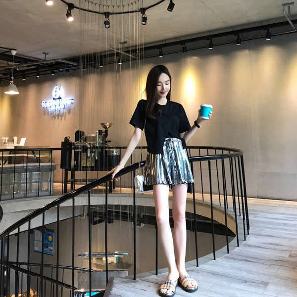 Pantaloni scurti moderni de dama cu talie inalta si efect stralucitor