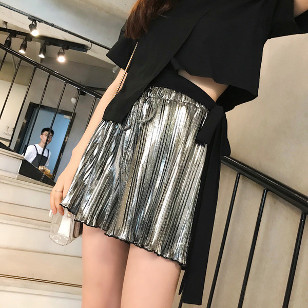 Pantaloni scurti moderni de dama cu talie inalta si efect stralucitor