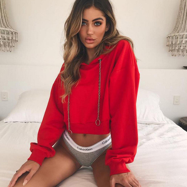 Bluză scurtă sport de damă, cu glugă roșie