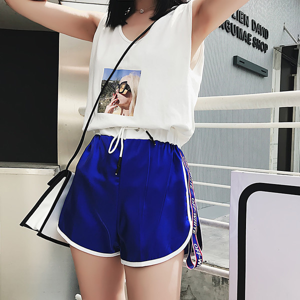 Pantaloni scurti de dama cu bordura si efect stralucitor