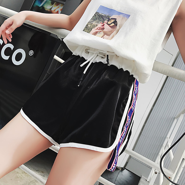 Pantaloni scurti de dama cu bordura si efect stralucitor