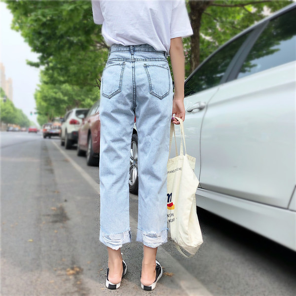 Blugi de dama de culoare deschisa cu motive rupte