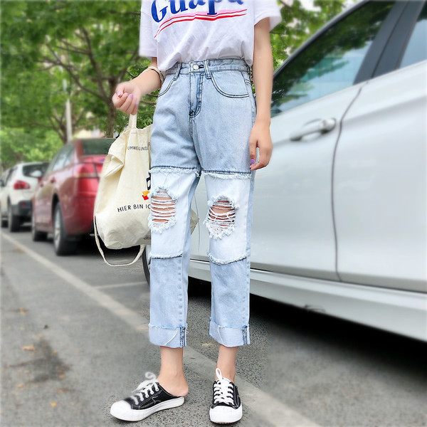 Blugi de dama de culoare deschisa cu motive rupte