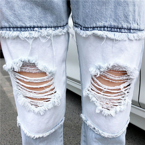 Blugi de dama de culoare deschisa cu motive rupte