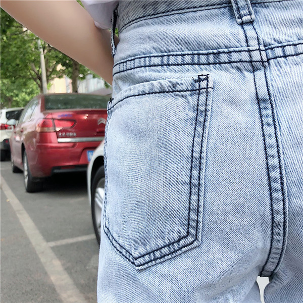 Blugi de dama de culoare deschisa cu motive rupte