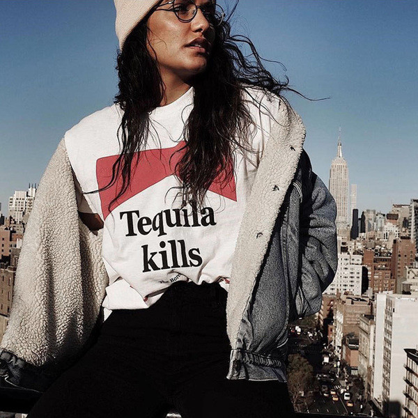 Tricou casual de dama alb cu aplicatie