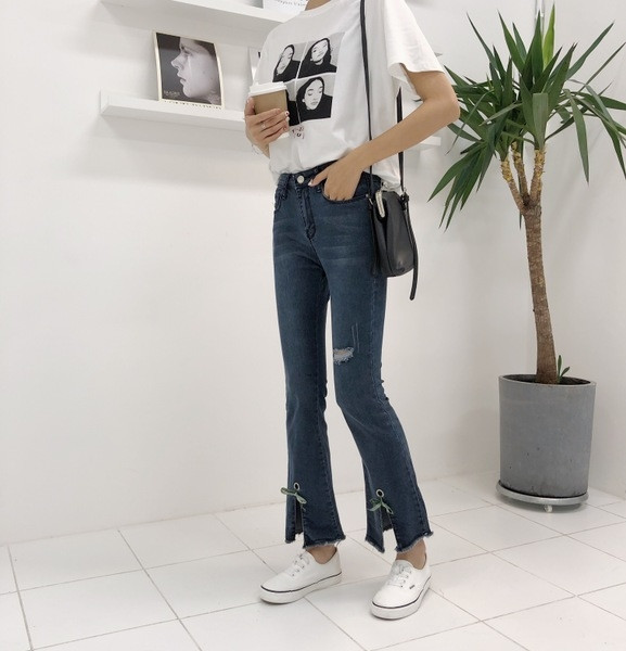 Blugi casual de dama cu crapaturi intr-o culoare inchisa