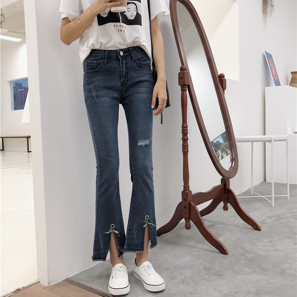 Blugi casual de dama cu crapaturi intr-o culoare inchisa