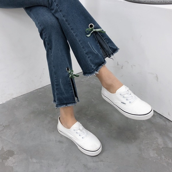 Blugi casual de dama cu crapaturi intr-o culoare inchisa