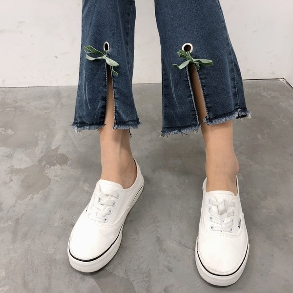 Blugi casual de dama cu crapaturi intr-o culoare inchisa