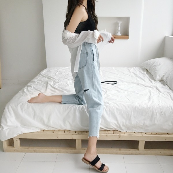 Blugi de dama moderni de culoare deschisa cu talie inalta si lungime 7/8