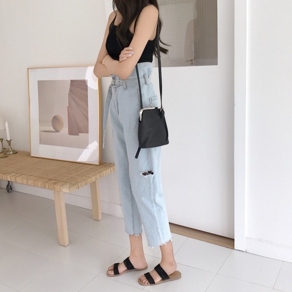 Blugi de dama moderni de culoare deschisa cu talie inalta si lungime 7/8