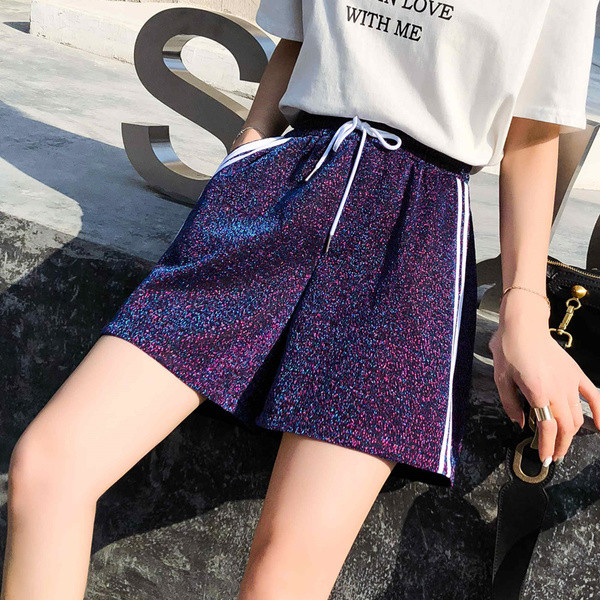 Pantaloni scurți casual de damă cu borduri și efect strălucitor
