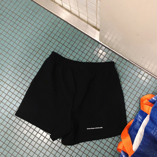 Pantaloni scurți casual de damă cu inscripție și elastic