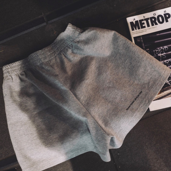 Pantaloni scurți casual de damă cu inscripție și elastic