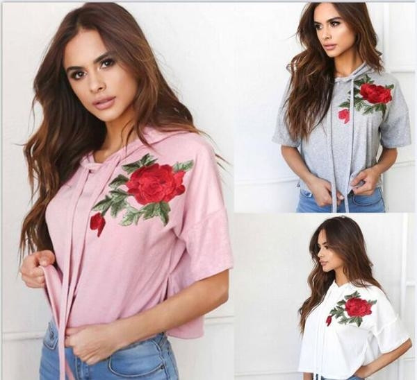 Bluza sport de dama cu maneca scurta si gluga in trei culori cu broderie