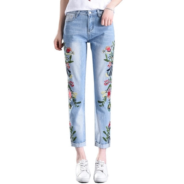 Blugi de dama de culoare deschisa cu broderie florala