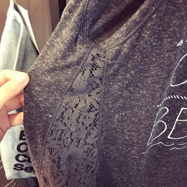 Maieu casual de dama cu inscriptie si dantela de culoare inchisa