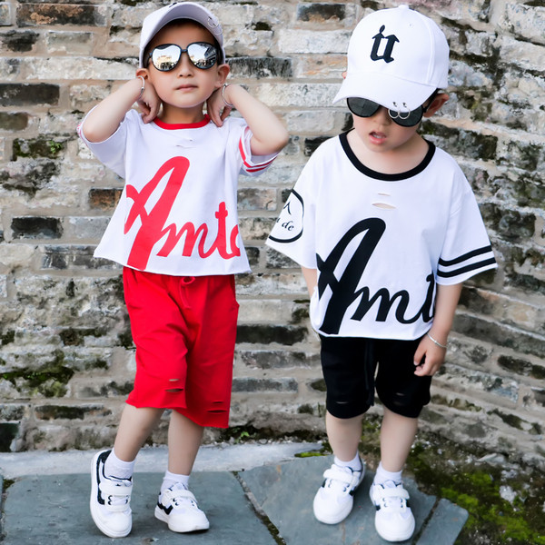 Set copii pentru baieti si fete - tricou cu inscriptie si pantaloni scurti
