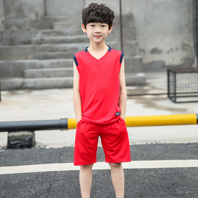 Set copii in trei culori - maiou cu inscriptie si pantaloni scurti cu bretele laterale