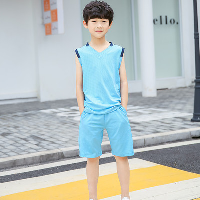 Set copii in trei culori - maiou cu inscriptie si pantaloni scurti cu bretele laterale