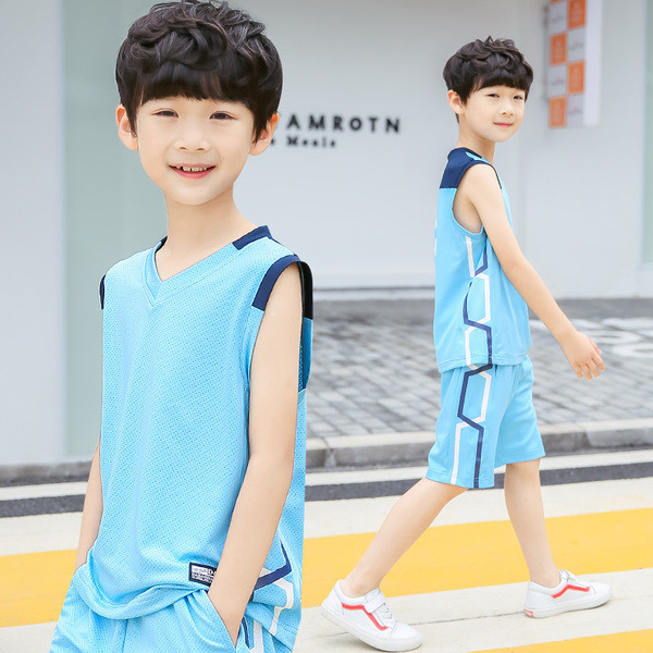 Set copii in trei culori - maiou cu inscriptie si pantaloni scurti cu bretele laterale