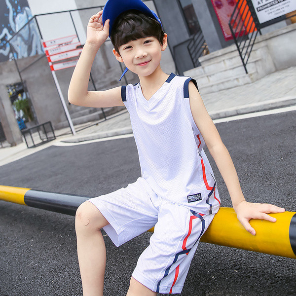 Set copii in trei culori - maiou cu inscriptie si pantaloni scurti cu bretele laterale