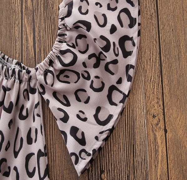 Set copii pentru fete, inclusiv blugi și o bluză cu imprimeu leopard