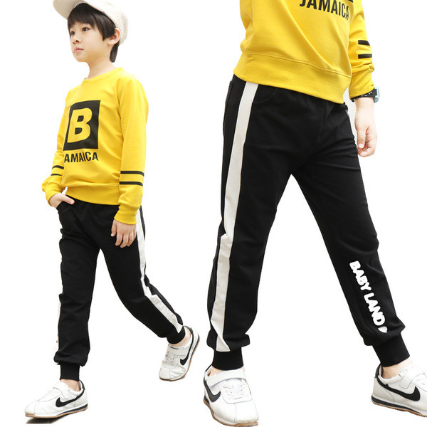 Детски анцуг за момчета в черен цвят с бял кант и надпис