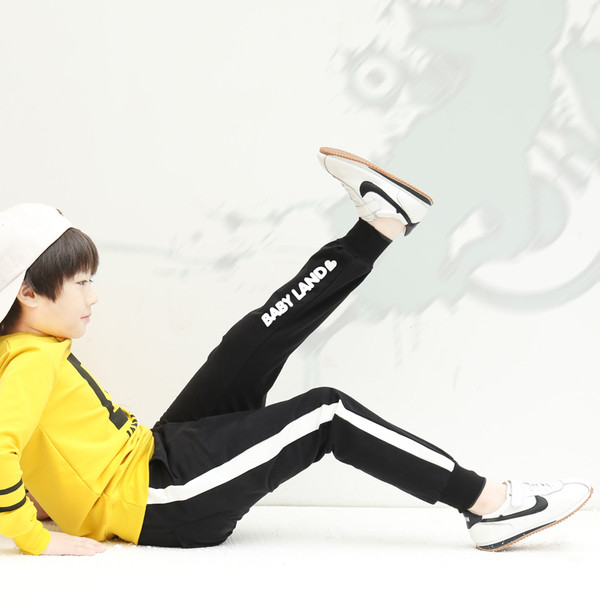 Детски анцуг за момчета в черен цвят с бял кант и надпис