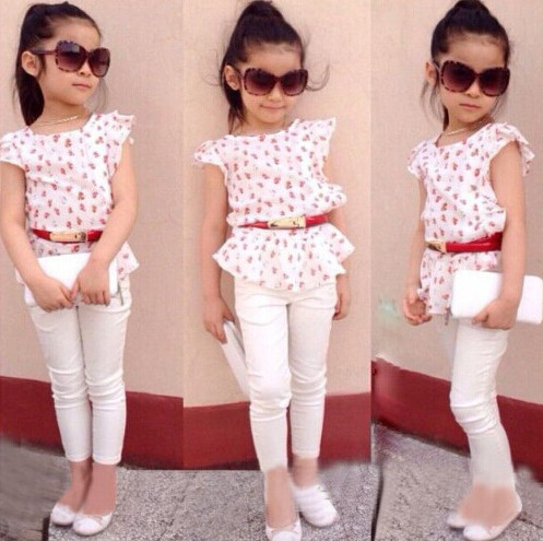 Set copii pentru fete care include pantaloni albi și o bluză cu mâneci scurte