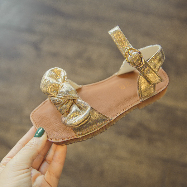 Sandale pentru copii pentru o fata cu panglica in negru si auriu