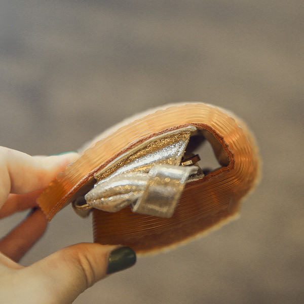 Sandale pentru copii pentru o fata cu panglica in negru si auriu