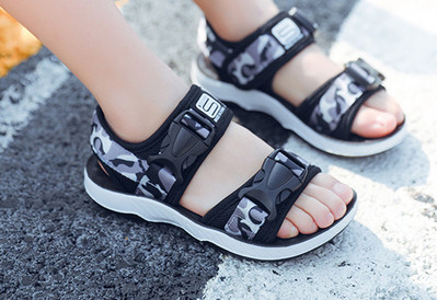 Sandale confortabile pentru copii pentru un baiat in diferite culori si modele