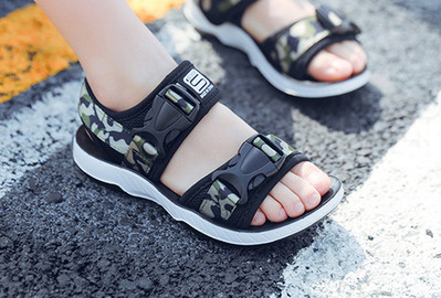 Sandale confortabile pentru copii pentru un baiat in diferite culori si modele