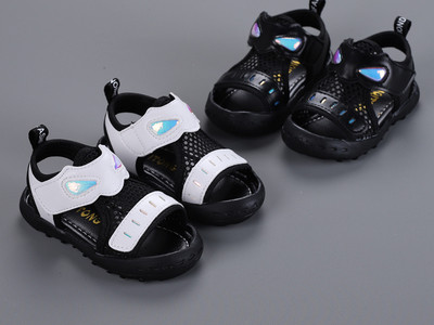 Детски сандали за момче с декорация в бял и черен цвят