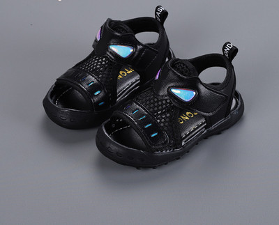 Sandale copii pentru un baiat cu decor in alb si negru