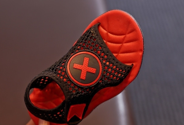 Sandale pentru copii cu plasă în trei culori potrivite pentru băieți și fete