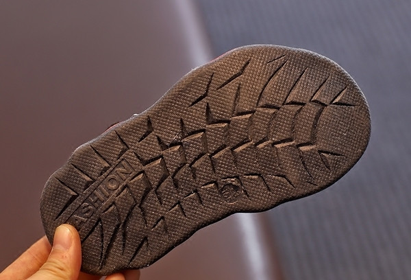 Sandale pentru copii cu plasă în trei culori potrivite pentru băieți și fete